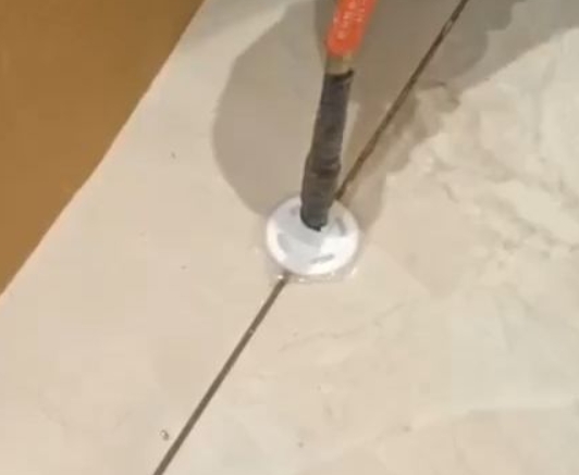 嘉峪关瓷砖空鼓维修公司专业解答瓷砖在铺贴过程中，如果没有涂抹均匀到位的粘结材料（如水泥砂浆或瓷砖胶），可能会导致以下问题